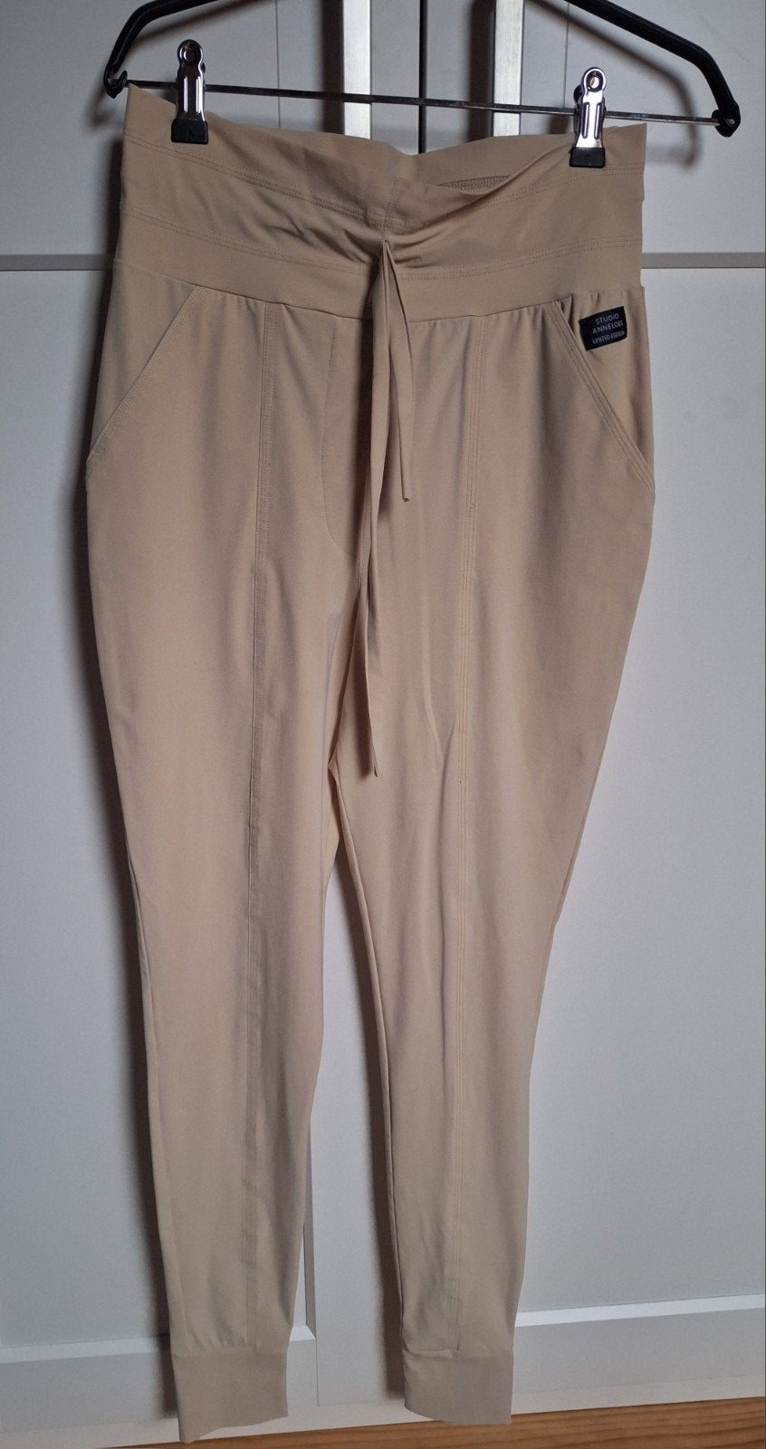 Nieuw Studio Anneloes travelstof broek xs/s, Kleding | Dames, Studio Anneloes, Beige, Nieuw, Ophalen of Verzenden