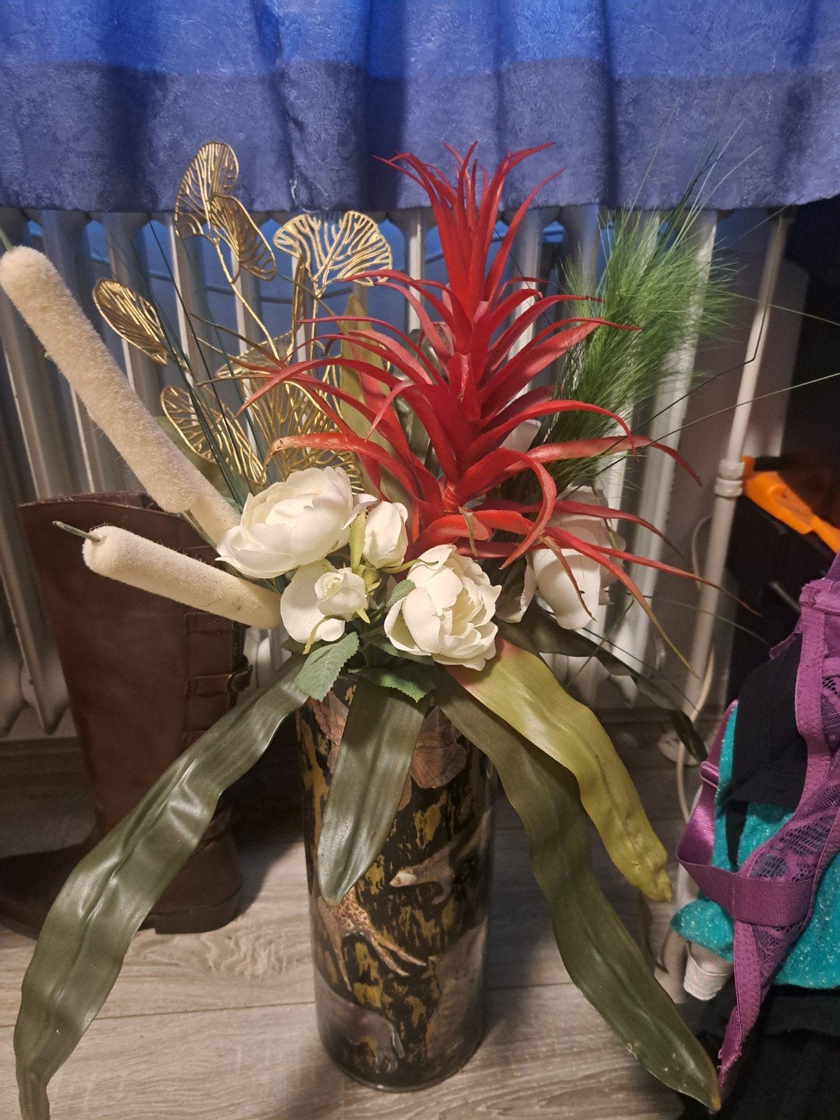 Decoratieve vaas met kunstbloemen en -planten, Ophalen, Overige materialen, Gebruikt, Meerkleurig