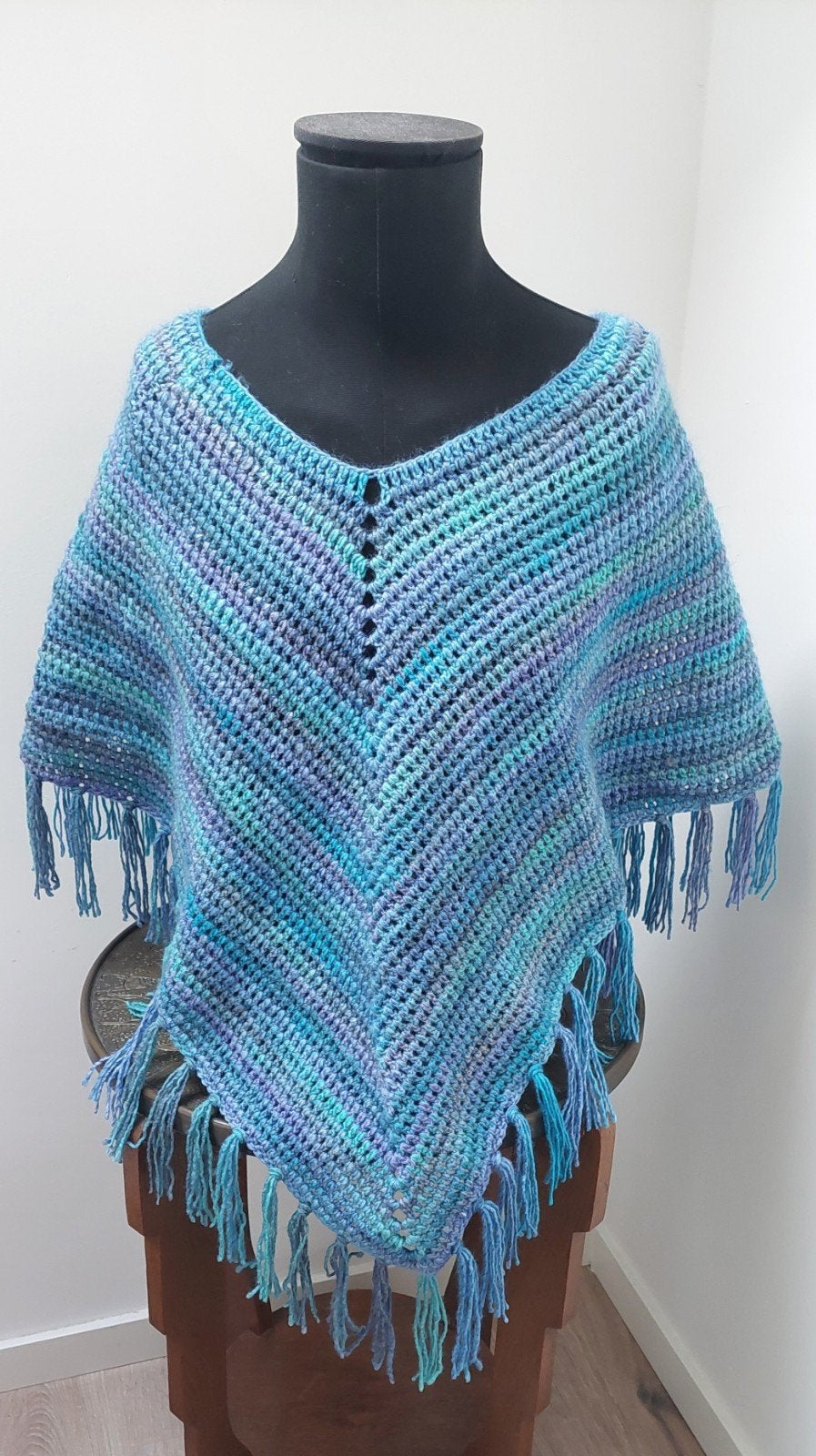 Handgemaakte gehaakte poncho met franjes 1 maat - Blauw, Kleding | Dames, Handgemaakt, Ophalen of Verzenden, Nieuw