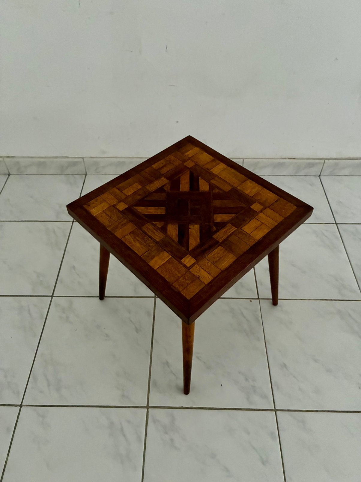 Vintage bijzettafel met hout inleg, Gebruikt, Minder dan 50 cm, Ophalen of Verzenden, 25 tot 50 cm