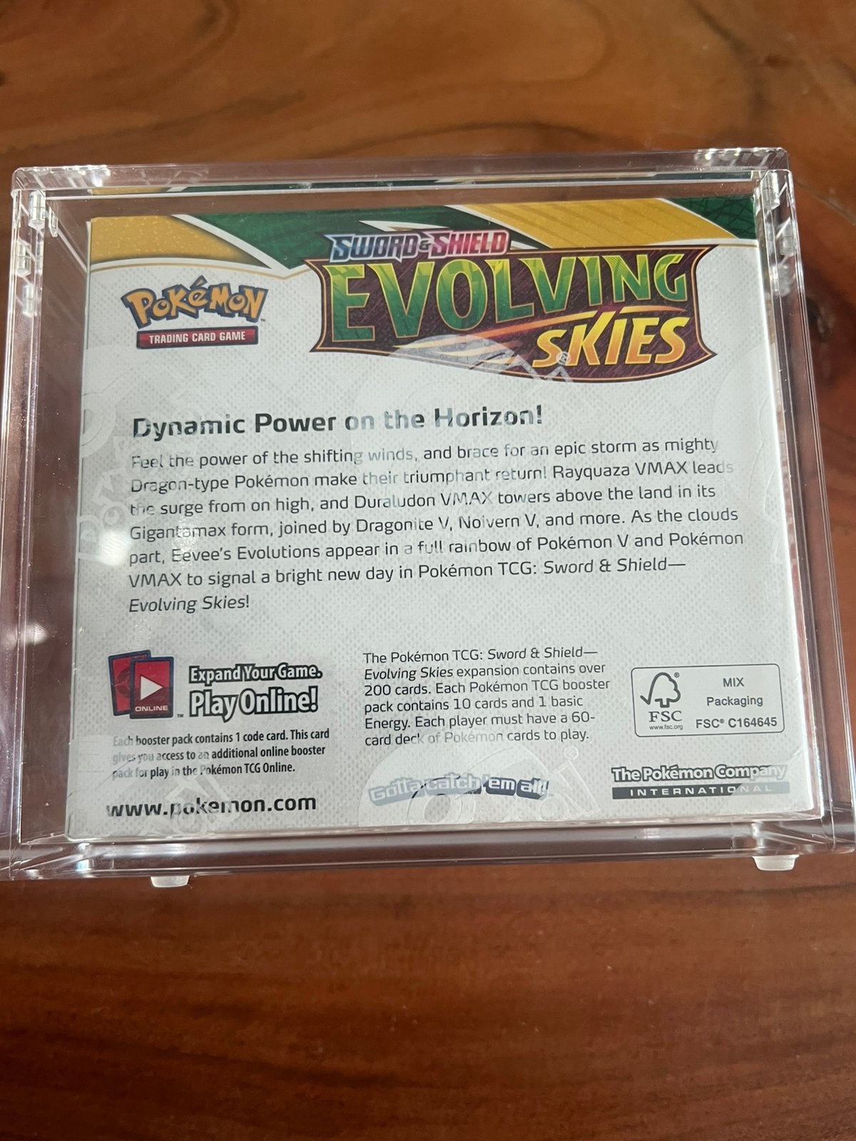 Evolving Skies Boosterbox Met Acryl Case, Ophalen of Verzenden, Zo goed als nieuw, Boosterbox