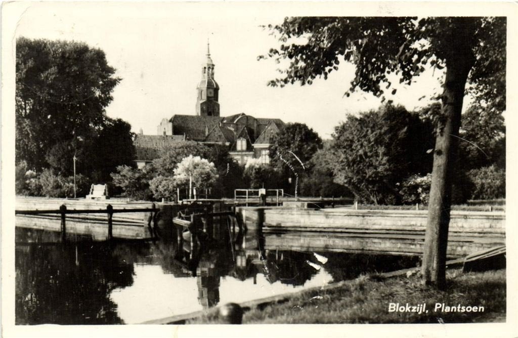 Blokzijl, Plantsoen - 1957 gelopen, Verzenden, 1940 tot 1960, Gelopen, Overijssel