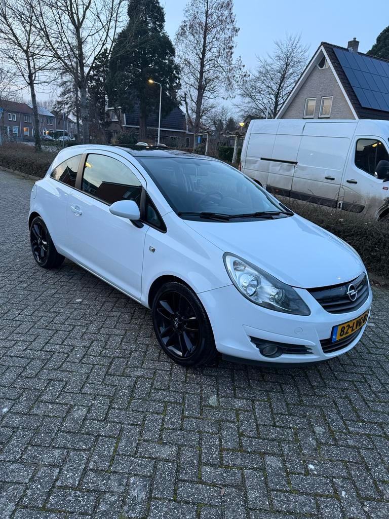 Opel Corsa 1.4 16V 3D 2010 Wit, Auto's, Voorwielaandrijving, 40 €/maand, 1398 cc, 4 cilinders