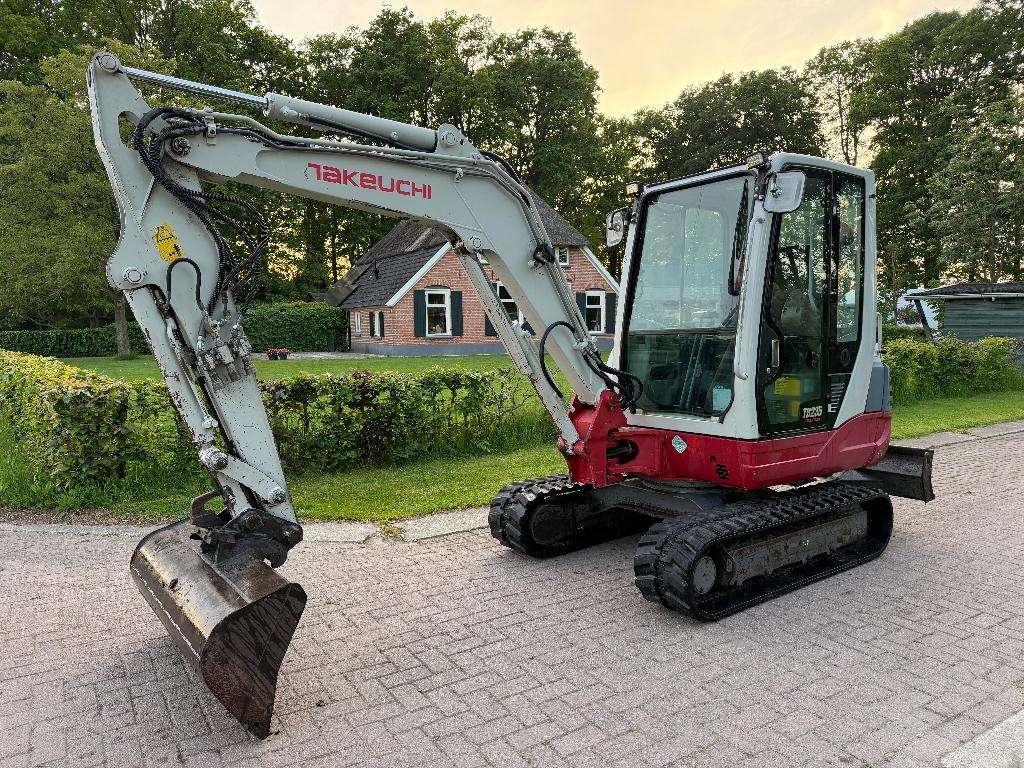 takeuchi tb235 minikraan 3,6 ton rubs kraan  2011 9400 uur, Ophalen of Verzenden, Graafmachine