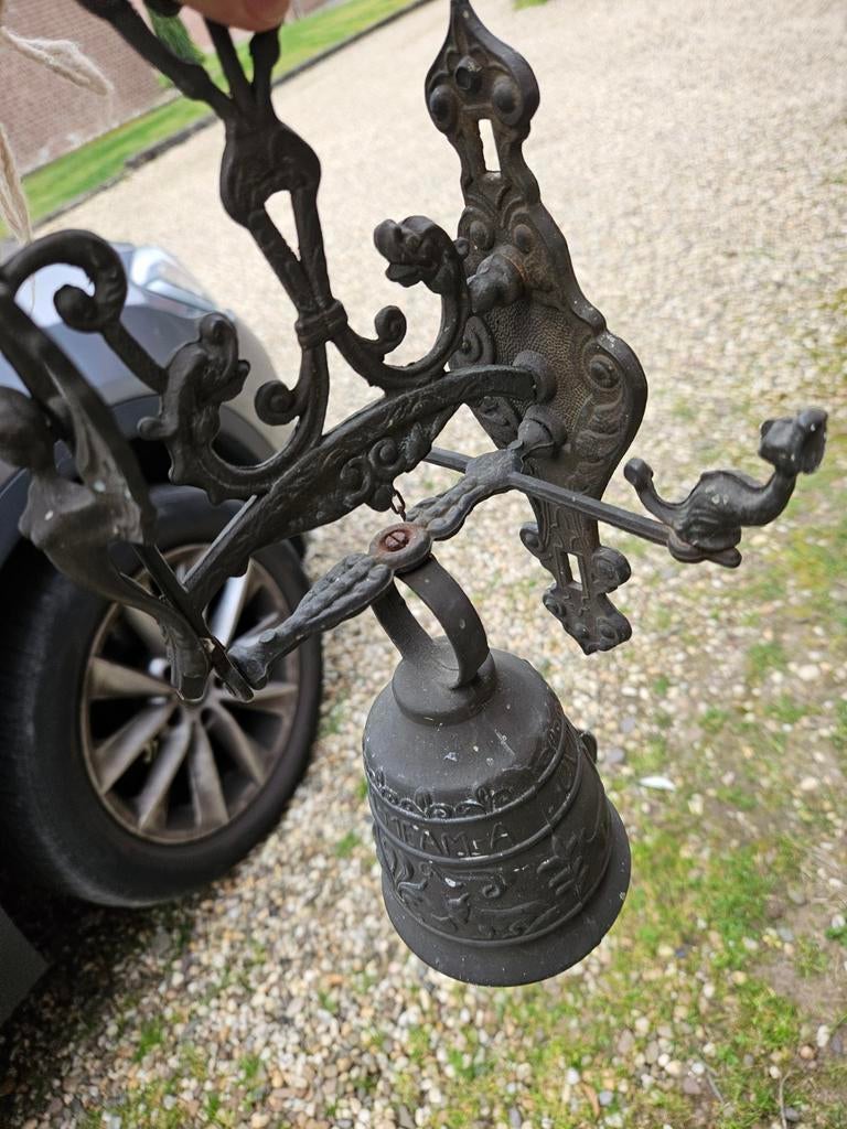Antieke gietijzeren deurbel met decoratieve beugel, Ophalen