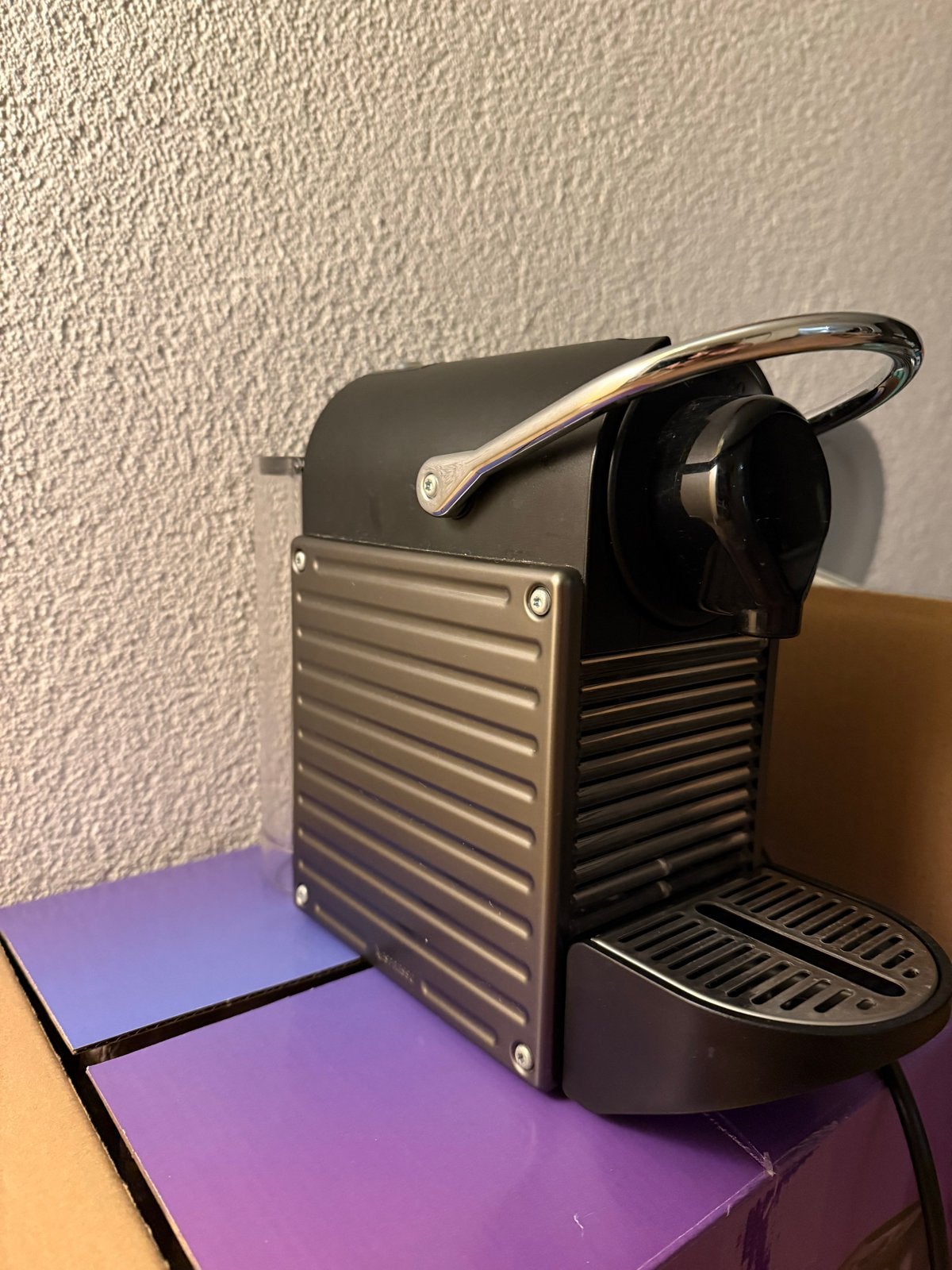 Nespresso Krups Essenza Mini - Compacte en stijlvolle koffie, Espresso apparaat, Ophalen of Verzenden, Zo goed als nieuw, 1 kopje