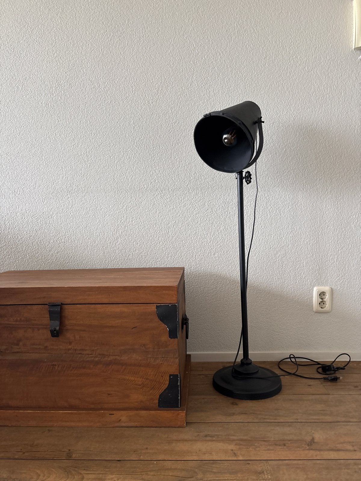 Zwarte industriële vloerlamp, staande lamp, Huis en Inrichting, Lampen | Vloerlampen, Gebruikt, 100 tot 150 cm, Metaal, E27 (groot)