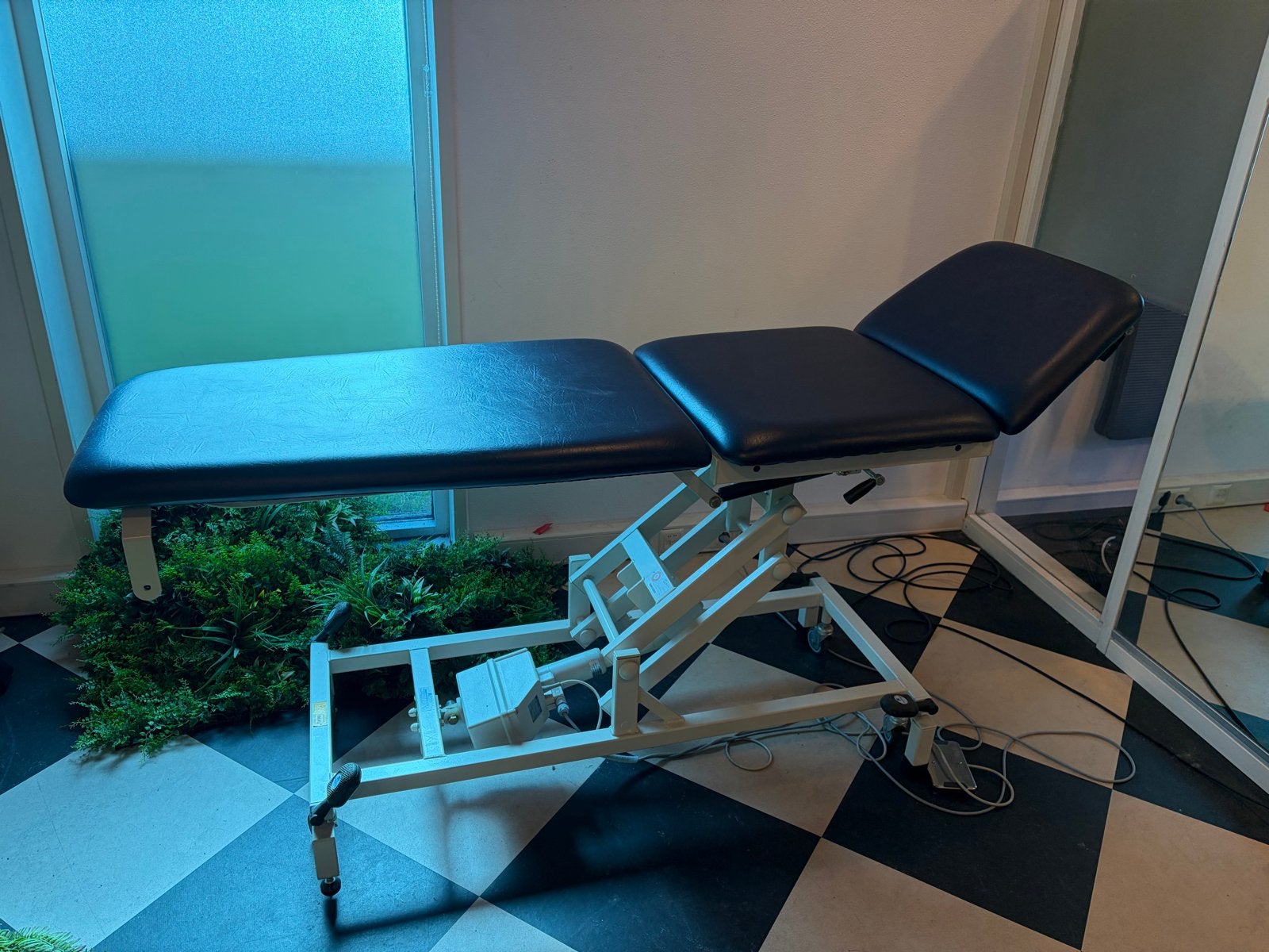 Professionele behandelbank/massagetafel, elektrisch verstelb, Ophalen of Verzenden, Massagetafel