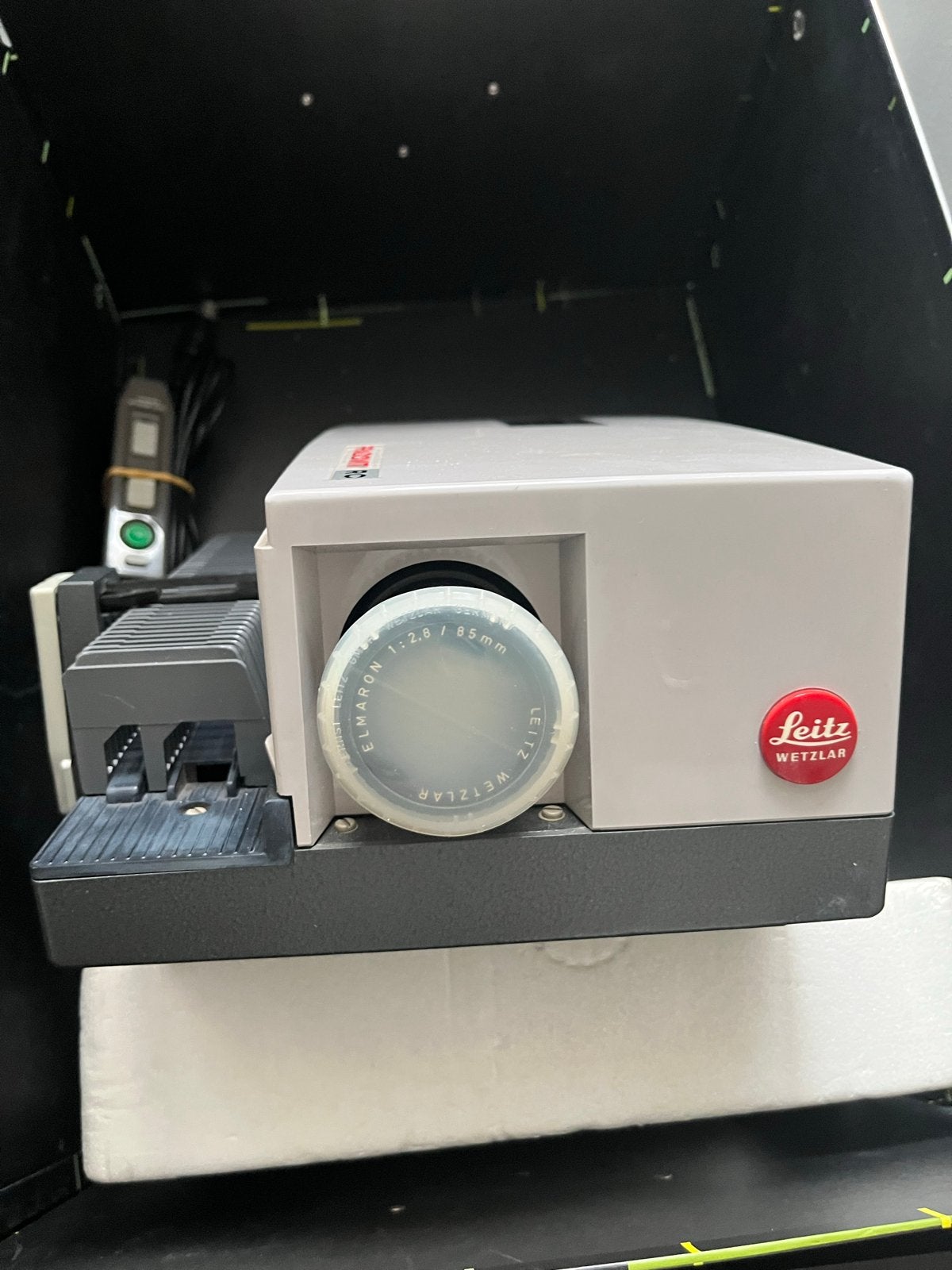 Leitz PradoVIT RC Diaprojector met Elmaron 1:2.8/85mm lens, Ophalen of Verzenden, Zo goed als nieuw, Met scherm
