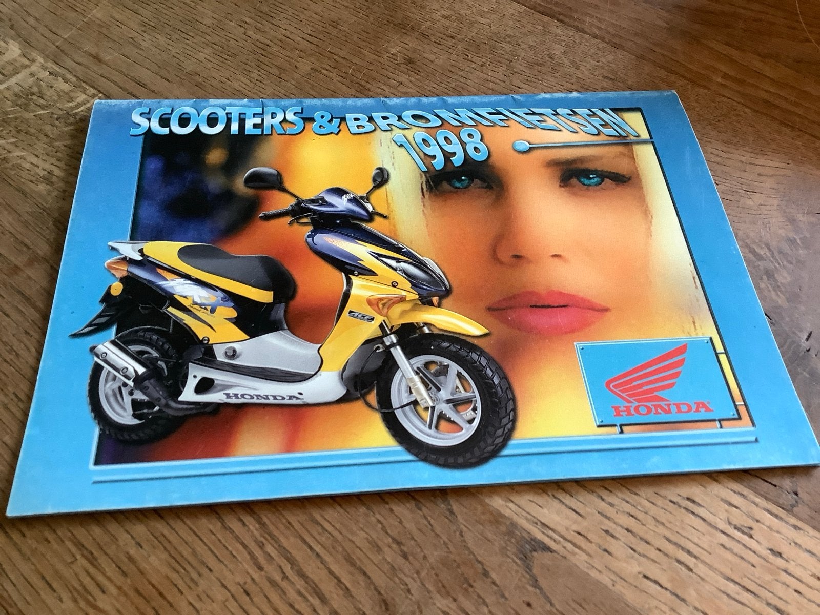 Honda Scooters & Bromfietsen Catalogus 1998, Fietsen en Brommers, Verzenden, Zo goed als nieuw