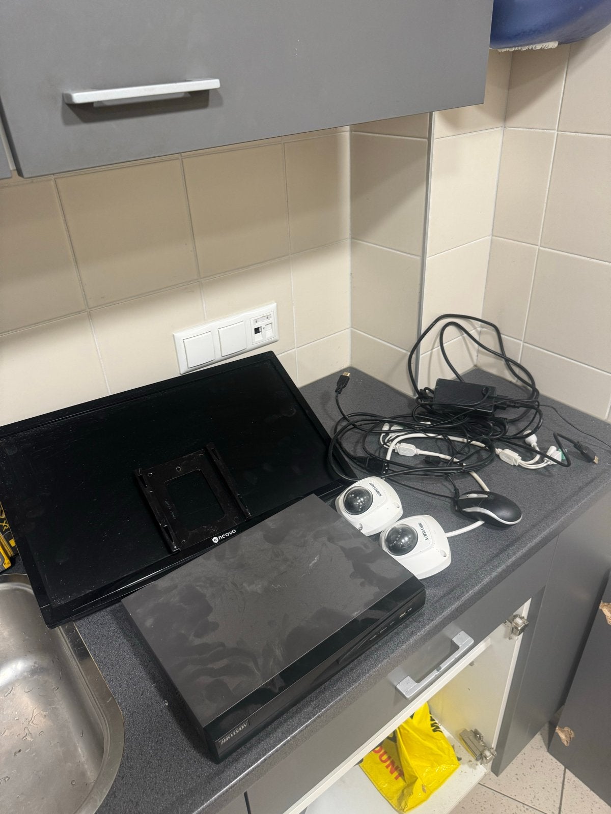 Hikvision NVR met camera's en monitor - Werkend gedemonteerd, Ophalen, Gebruikt, Binnencamera
