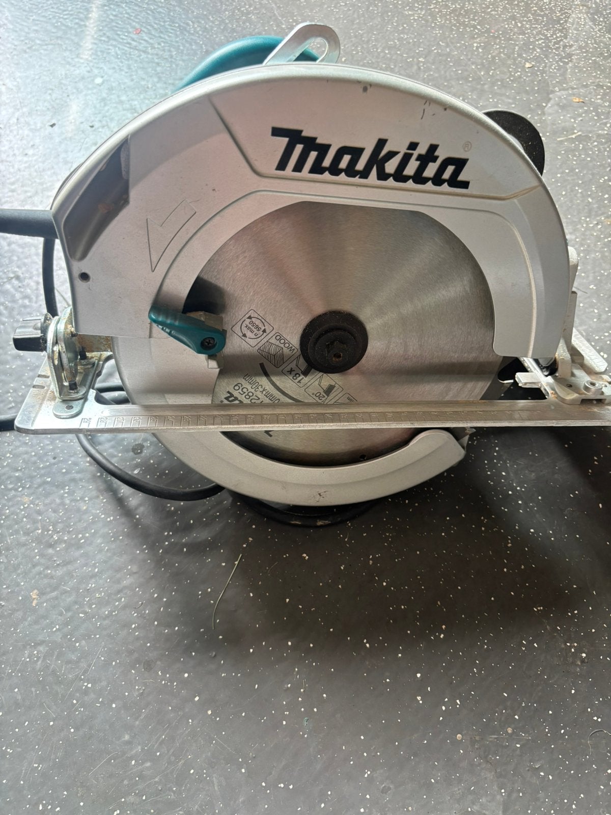 Makita HS0600 Cirkelzaag 2000W – professionele zaag, Doe-het-zelf en Verbouw, Gereedschap | Zaagmachines, Cirkelzaag, Ophalen of Verzenden