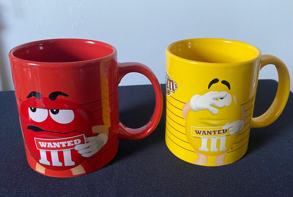 Rode en gele mok van M&M’s wanted. H. 9,5 cm., Verzamelen, Merken en Reclamevoorwerpen, Ophalen of Verzenden, Zo goed als nieuw