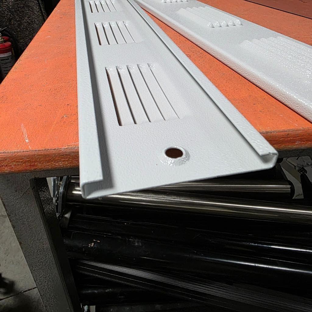 2 stevige metalen luchtroosters afm 53,5x10 cm  rand 12 mm, Doe-het-zelf en Verbouw, Metalen, Ophalen of Verzenden, Zo goed als nieuw