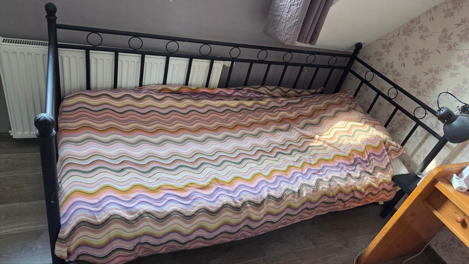 Metalen eenpersoonsbed met matras en kledingkast, Ophalen, Gebruikt, 90 cm, Eenpersoons