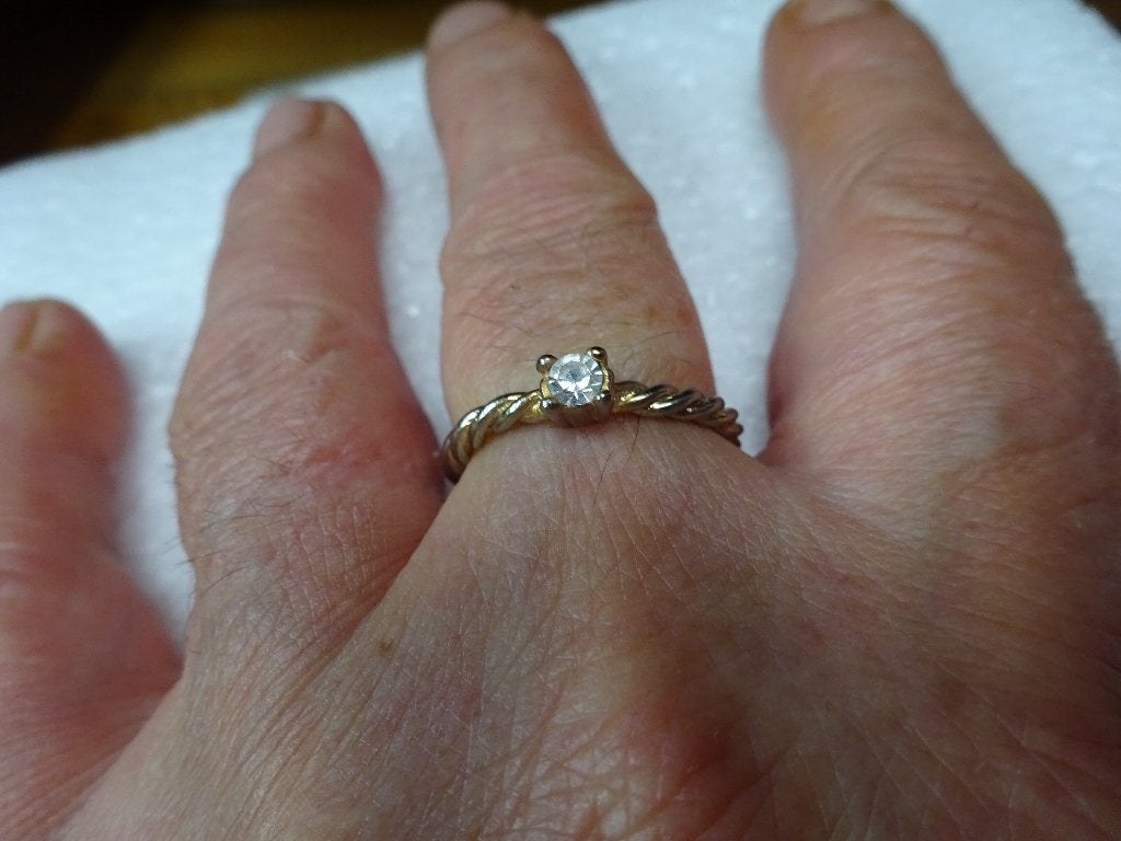 Goudkleurige ring op voorkant 1 glimmer gedraaide band, Gebruikt, 17 tot 18, Dame, Goud