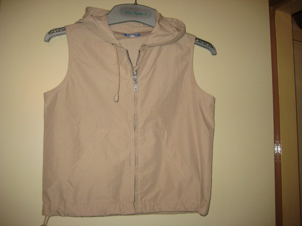 Beige vest met capouchon, 152/158, Hellene Kids, Ophalen of Verzenden, Zo goed als nieuw, Jongen of Meisje, Trui of Vest