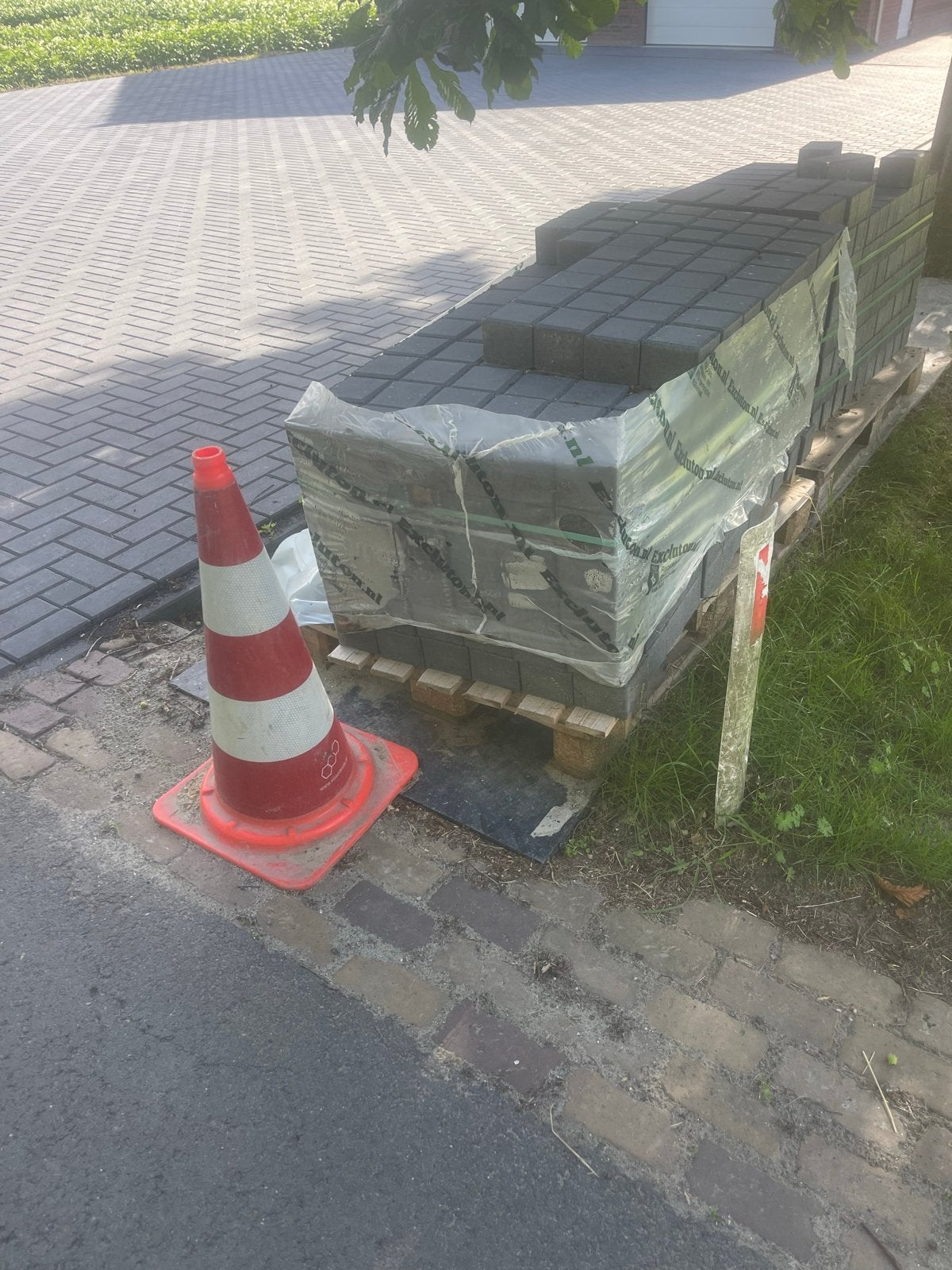 Nieuwe betonnen halve klinkers op pallet, Klinkers, Nieuw, Ophalen of Verzenden, Minder dan 5 m²