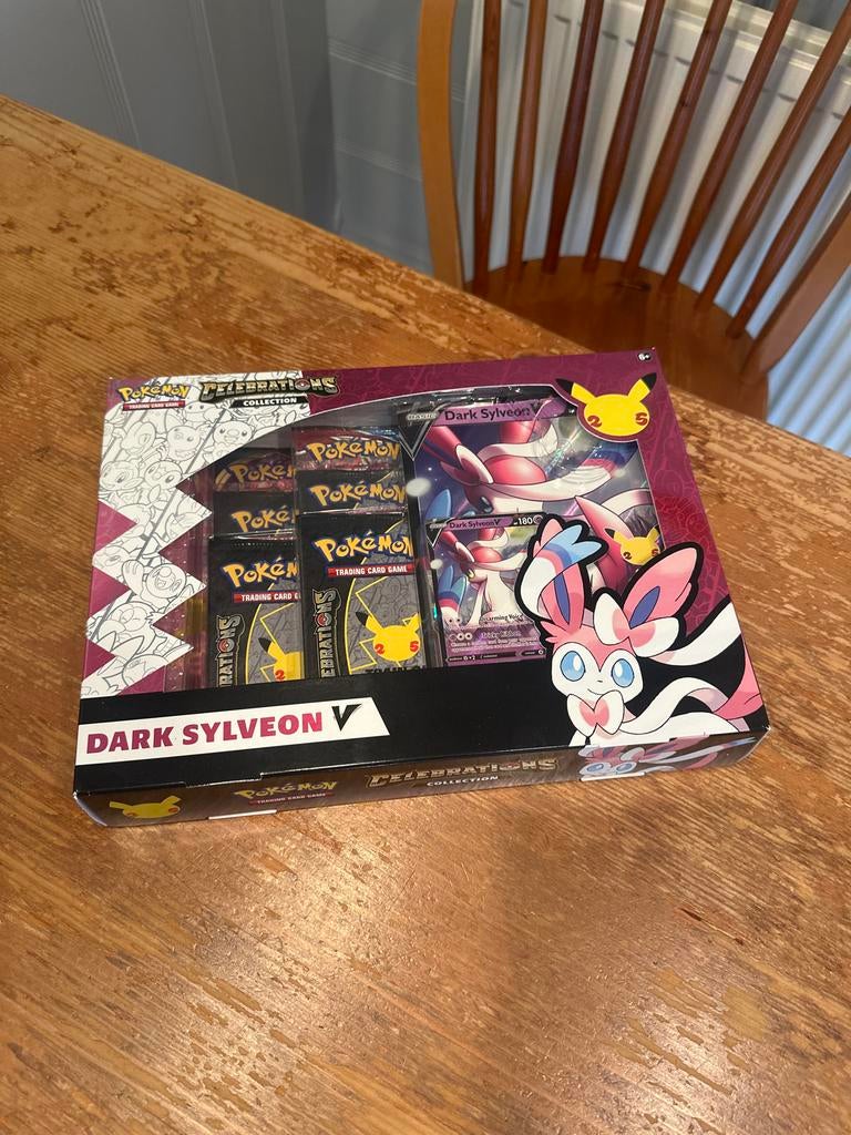 Pokémon Celebrations Dark Sylveon V Box, Ophalen of Verzenden, Nieuw, Boosterbox