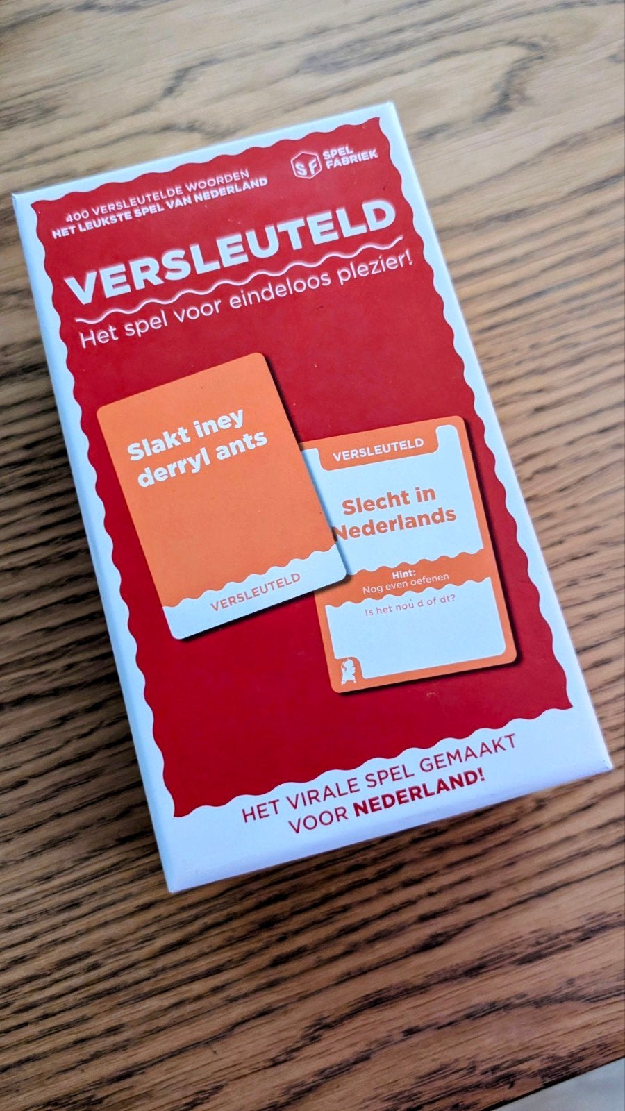 VERSLEUTELD: Het spel voor eindeloos plezier!, Hobby en Vrije tijd, Gezelschapsspellen | Bordspellen, Vijf spelers of meer, Ophalen of Verzenden