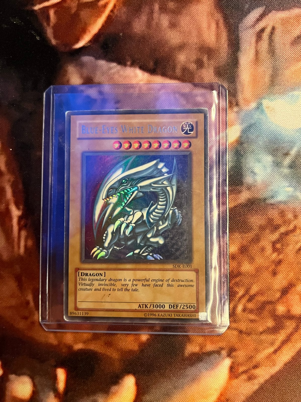 Yu-Gi-Oh! Blue-Eyes White Dragon SDK-E001 Ultra Rare, Ophalen, Zo goed als nieuw, Losse kaart