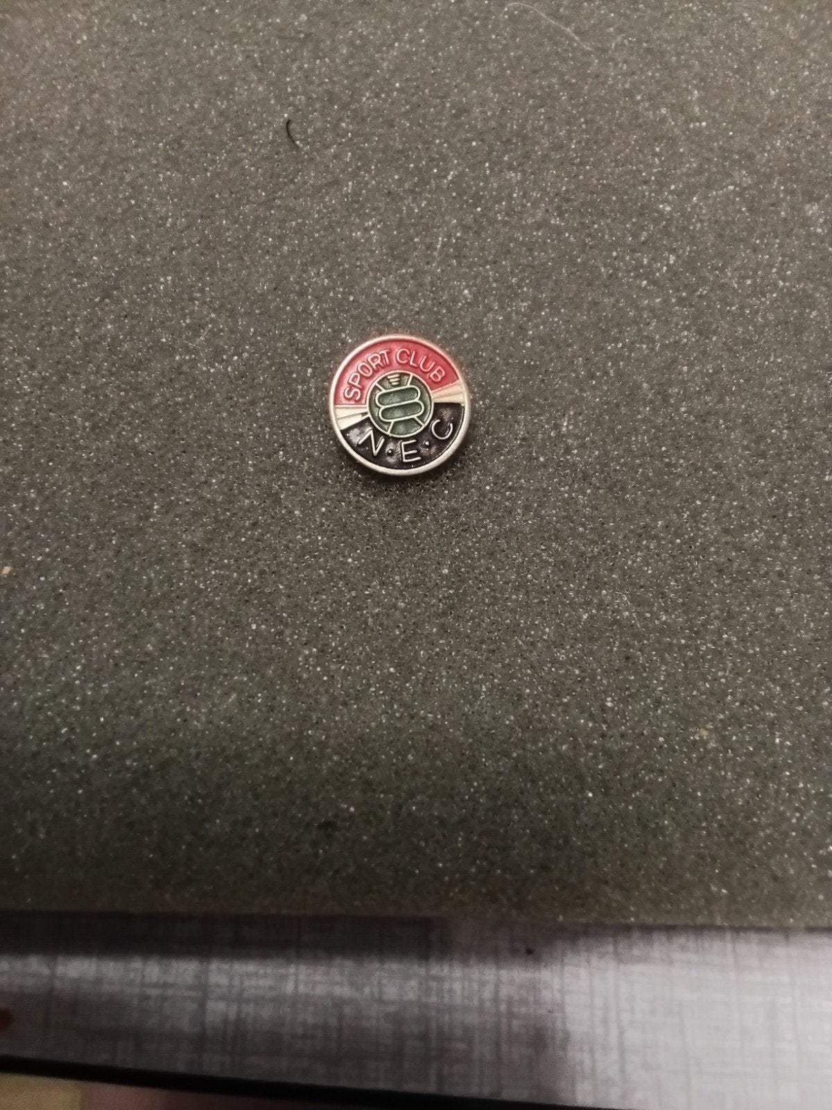 Speldje van Sportclub "" NEC "", Verzamelen, Speldjes, Pins en Buttons, Ophalen of Verzenden