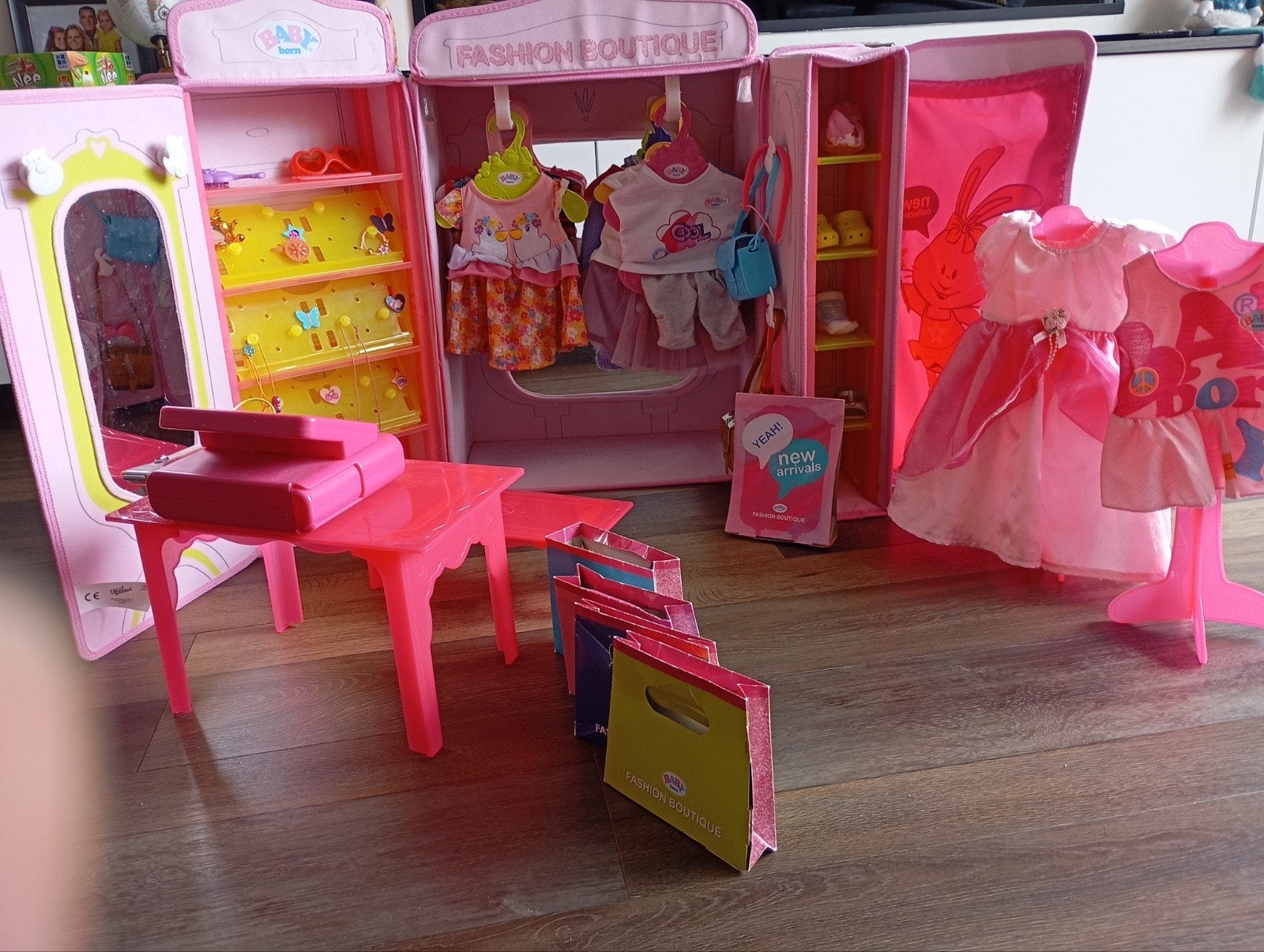 BabyBorn Fashion Boutique met kassa & accessoires zonder pop, Ophalen of Verzenden, Zo goed als nieuw, Babypop