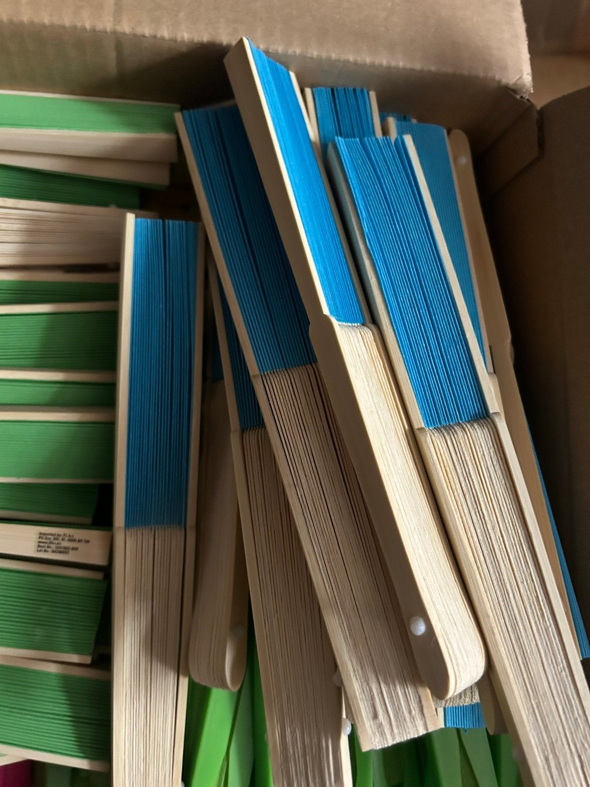49x Waaiers met Bamboe kleurenmix, Diversen, Rommelmarktspullen, Ophalen of Verzenden, Nieuw