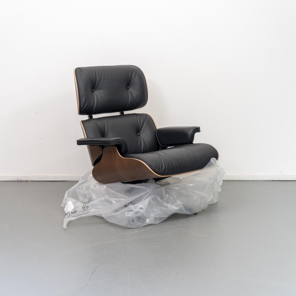 2x Vitra Eames Lounge Chair & Ottoman Noten - Chroom/Zwart