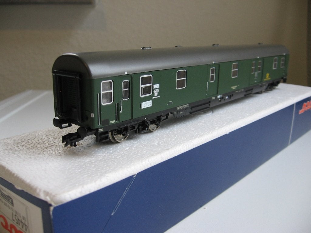 Roco H0. 1:100. DB postrijtuig groen met donkergrijs dak., Hobby en Vrije tijd, Modeltreinen | H0, Gelijkstroom, Verzenden, Wagon