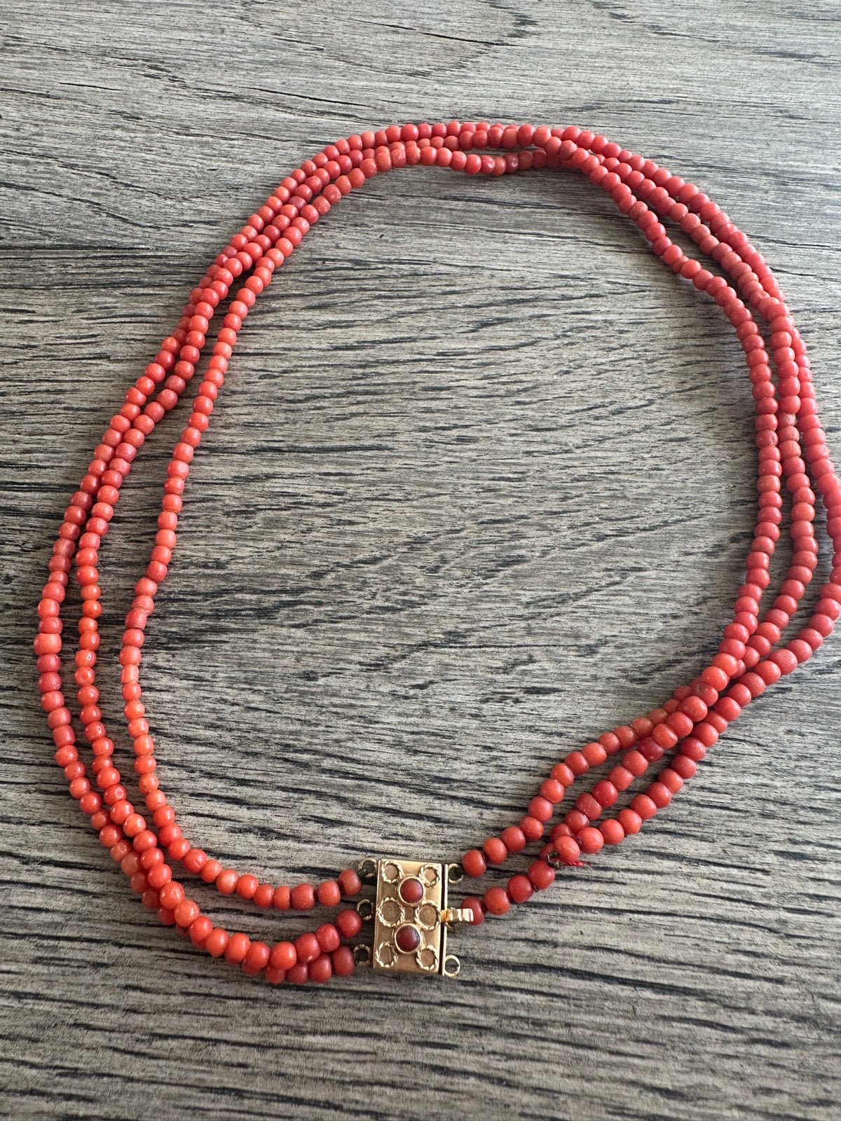 Bloedkoraal ketting 3 rijen, 40 cm met gouden slot, Sieraden, Tassen en Uiterlijk, Gebruikt, Ophalen of Verzenden, Steen of Mineraal