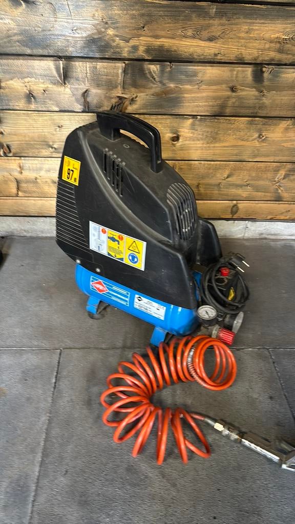 AIRPRESS COMPRESSOR VENTO OL195VRB MET 6 LITER TANK, Minder dan 25 liter, Ophalen, Zo goed als nieuw, 6 tot 10 bar