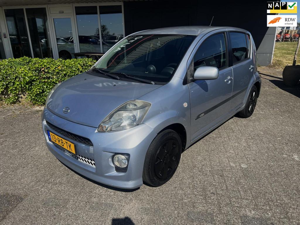 Daihatsu Sirion 2 1.3-16V AUTOMAAT I AC I ELPACK I APK+NAP, Stof, Zwart, 4 cilinders, Bedrijf