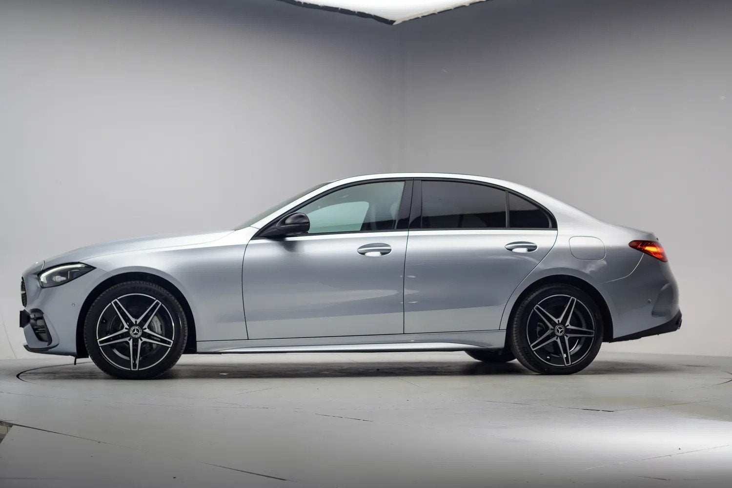 Mercedes-Benz C-Klasse 300 e AMG Night [ Sfeer Navi Camera S, Auto's, Automaat, Achterwielaandrijving, 4 cilinders, 167 km/l
