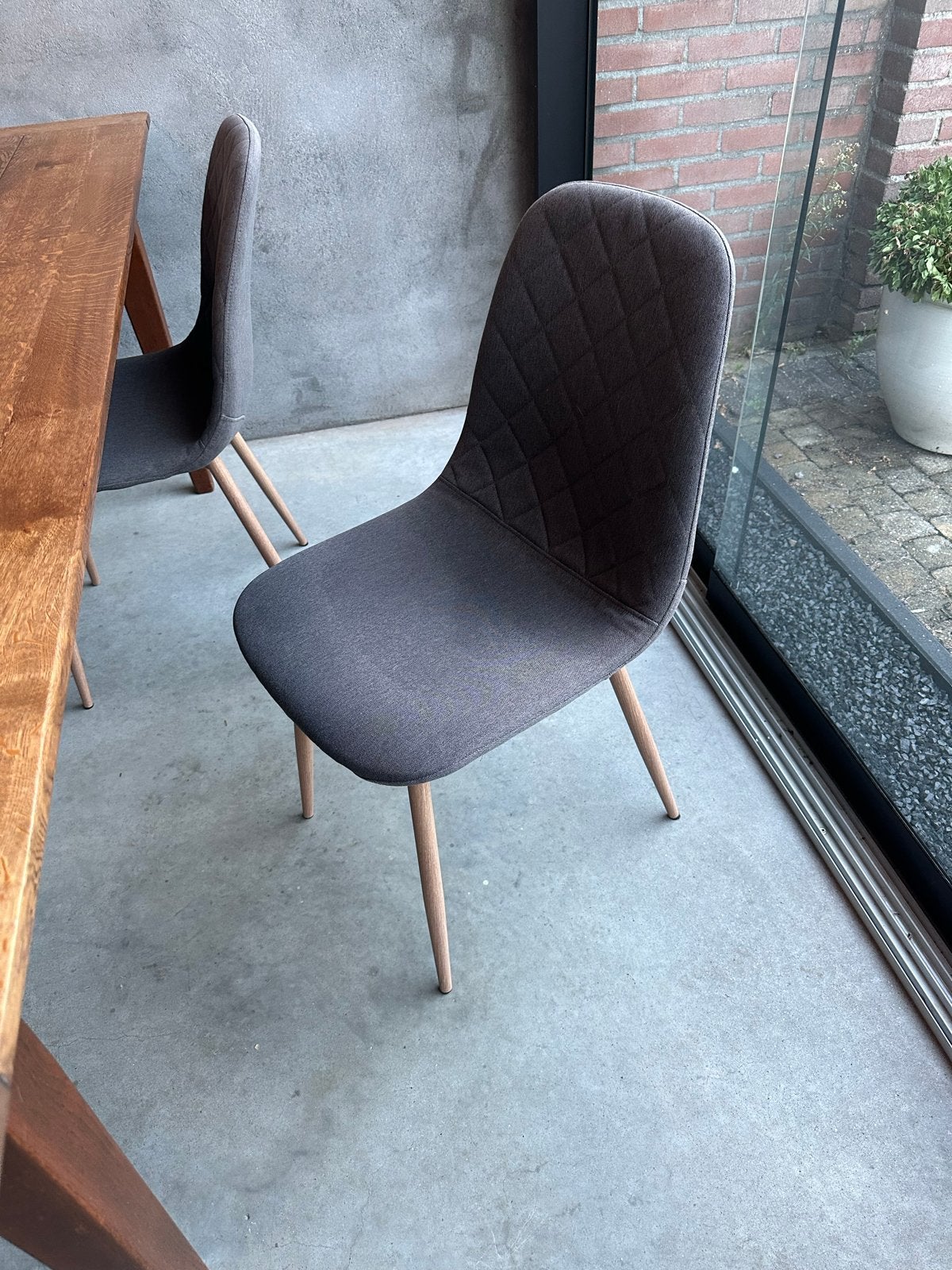 Vier JYSK stoelen - Grijs met houten poten, Ophalen, Gebruikt, Vier, Grijs