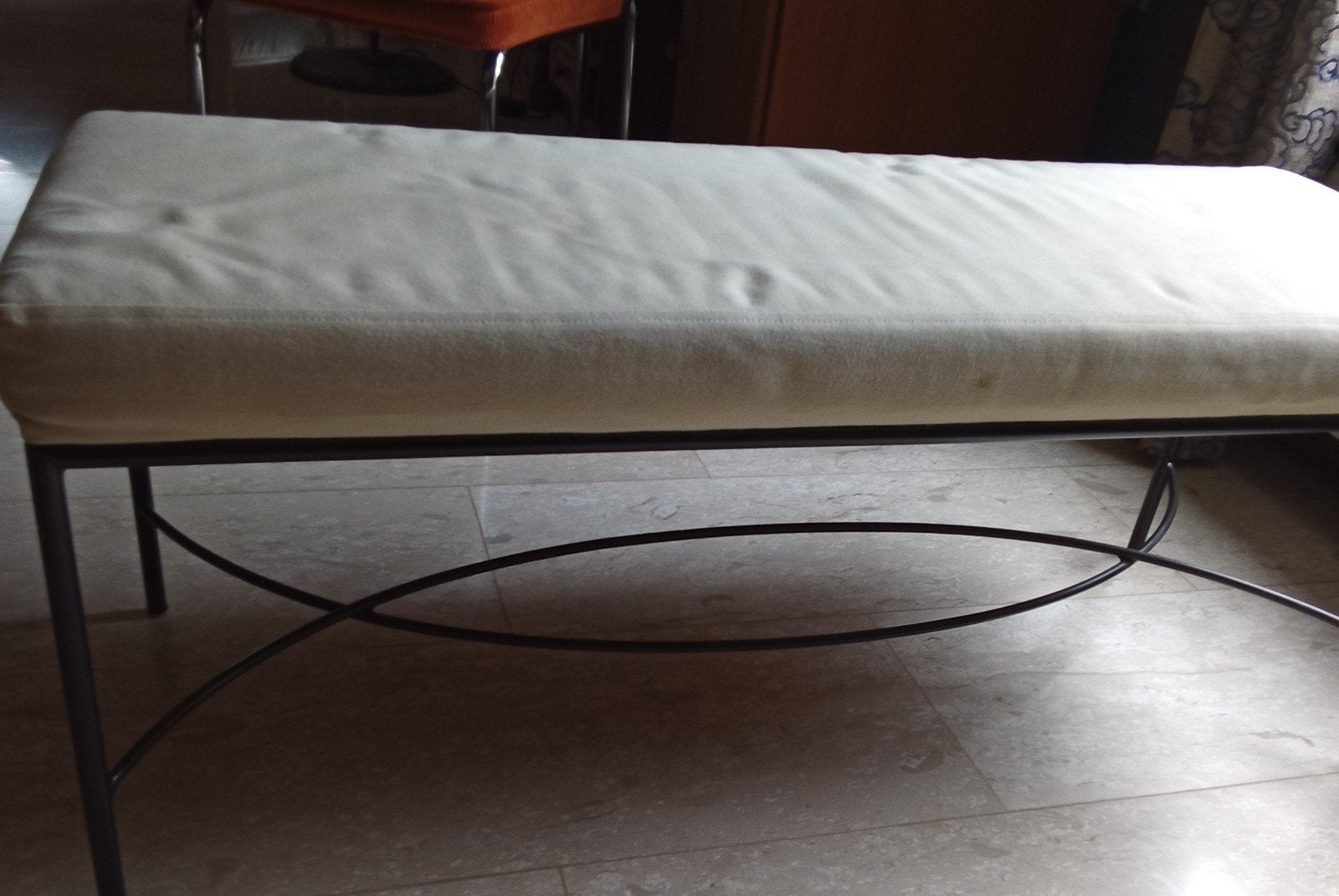 Moderne bankje met metalen onderstel en stoffen zitting, Ophalen, Gebruikt, 100 tot 125 cm, Stof