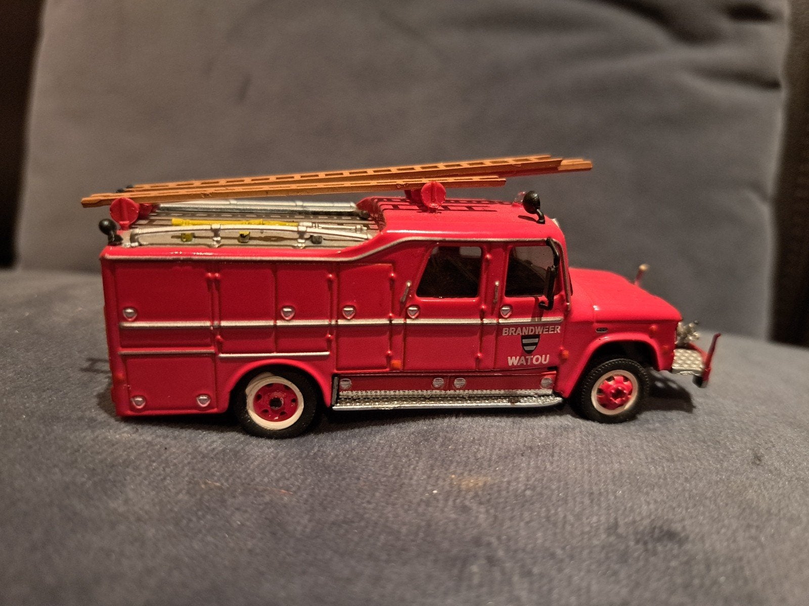 Dodge D-500 brandweerwagen modelauto, Hobby en Vrije tijd, Modelbouw | Auto's en Voertuigen, Gebruikt, Overige typen, 1:50 of kleiner