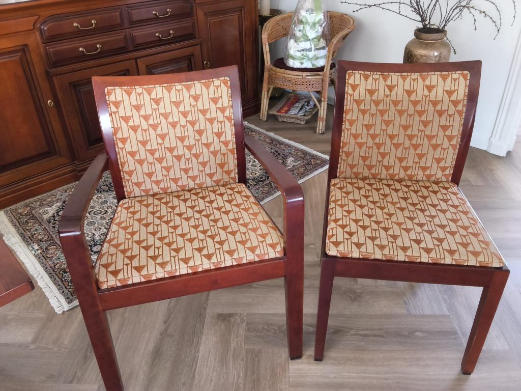 6 notenhouten stoelen + uitschuifbare tafel, Antiek en Kunst, Ophalen