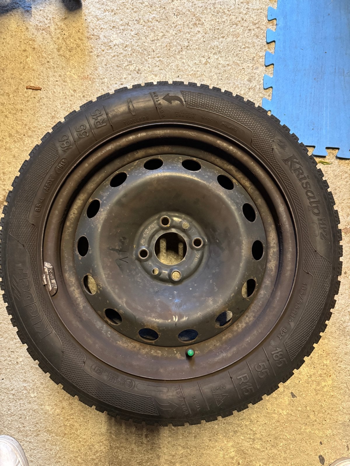 Winterbanden 185/55 R15 met wieldoppen (Fiat 500), Ophalen, Gebruikt, 15 inch, Banden en Velgen
