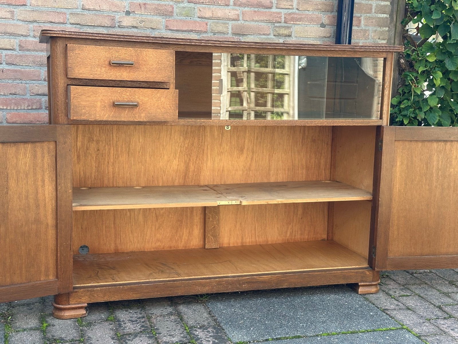 Vintage eiken dressoir met lades en vitrine, Antiek en Kunst, Ophalen