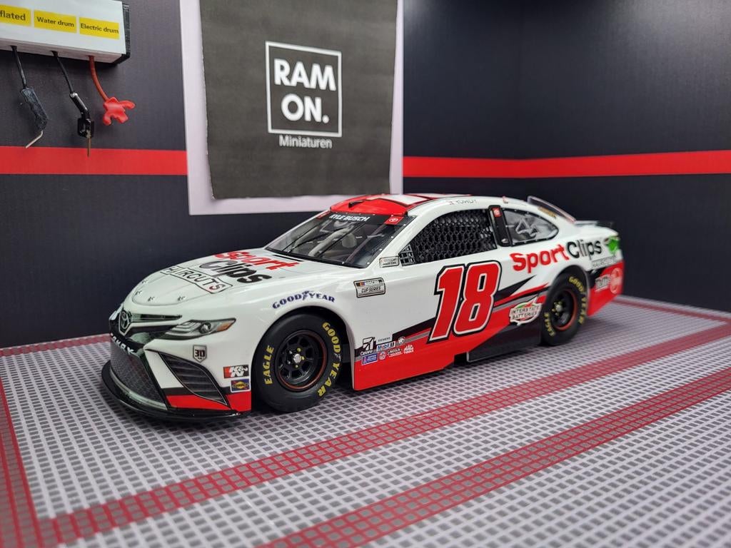 1/24 #18 Kyle Busch Sport Clips 2021, Hobby en Vrije tijd, Modelauto's | 1:24, Ophalen of Verzenden, Zo goed als nieuw, Auto, Overige merken
