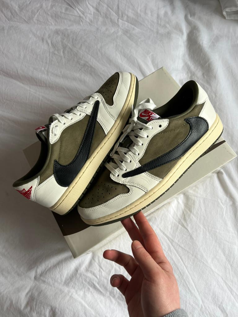 Jordan 1 low Travis Scott Medium Olive Maat 43, Ophalen of Verzenden, Zo goed als nieuw, Overige kleuren