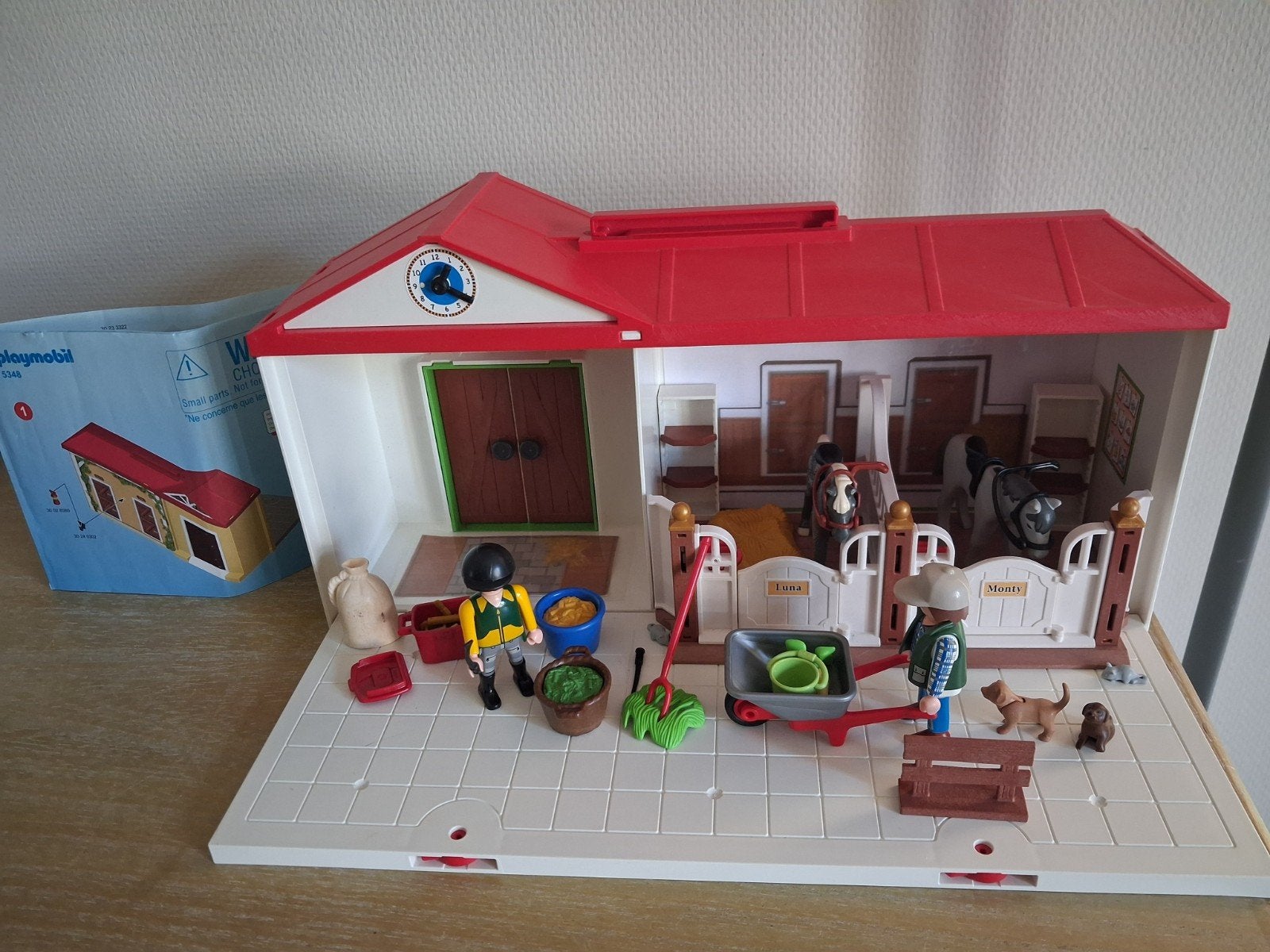 Playmobil manege met 2 boxen en 2 paarden set 5348, Kinderen en Baby's, Speelgoed | Playmobil, Ophalen of Verzenden, Zo goed als nieuw