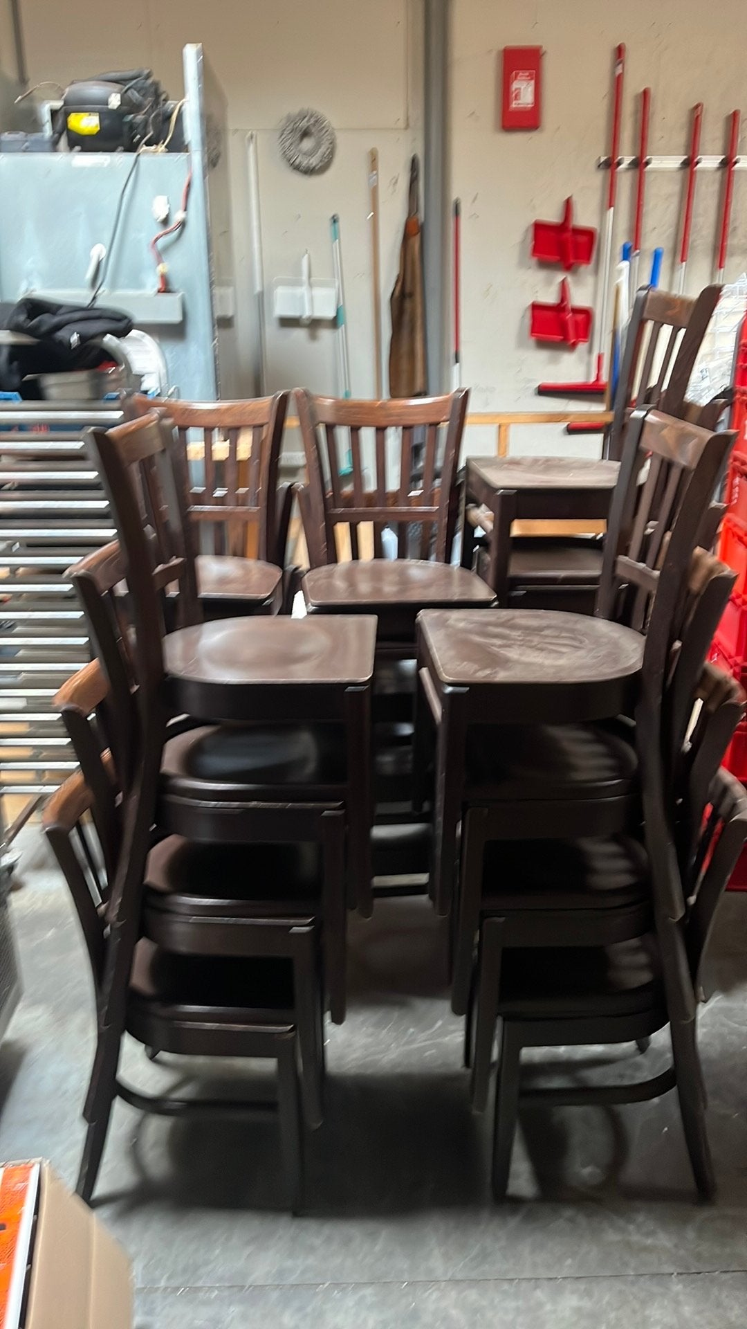 21 houten stoelen, Ophalen