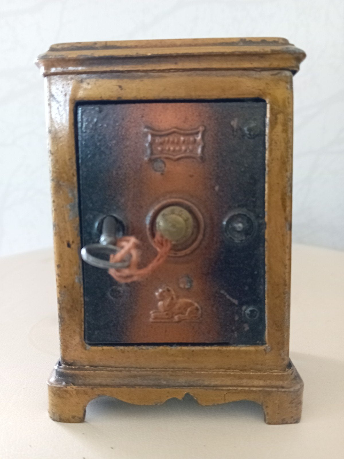 Antieke ijzeren spaarpot  kluisje  met originele sleutel, Ophalen of Verzenden, Gebruikt, Metaal of Blik, Object of Gebouw