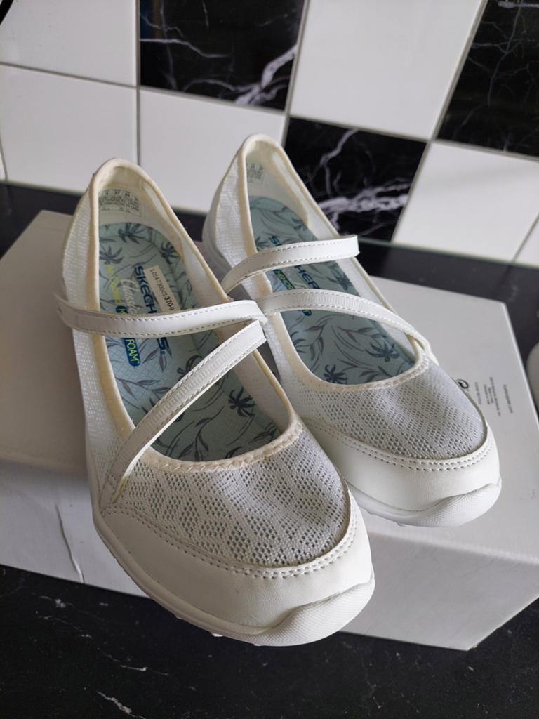 Nieuwe witte Skechers 37, Kleding | Dames, Schoenen, Nieuw, Ballerina's, Wit, Ophalen of Verzenden