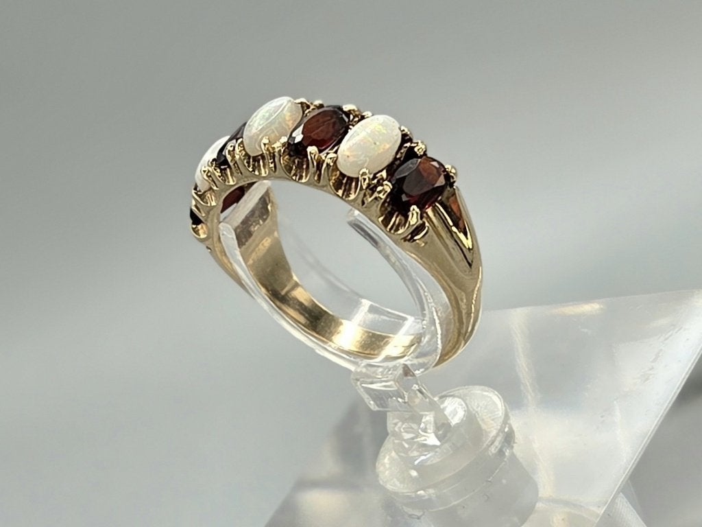 Gouden Vintage ring met edelsteen opaal en granaat. 2026/603