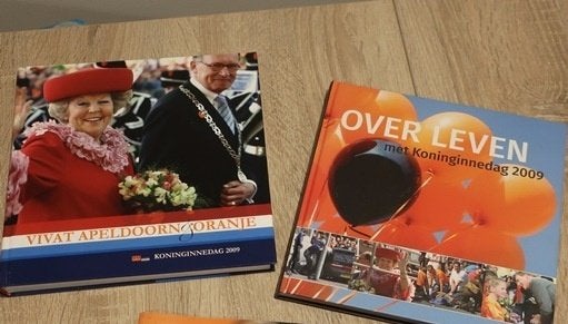 Apeldoorn Koninginnedag 2009 set 2 uitgaven SET PRIJS, Ophalen of Verzenden, 20e eeuw of later, Gelezen