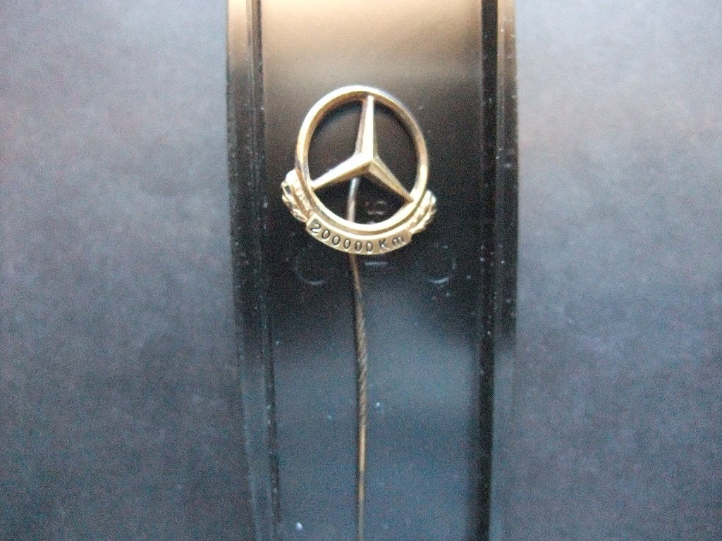 Mercedes 200.000 KM  speld in doosje, Verzamelen, Speldjes, Pins en Buttons, Ophalen of Verzenden, Gebruikt, Overige onderwerpen