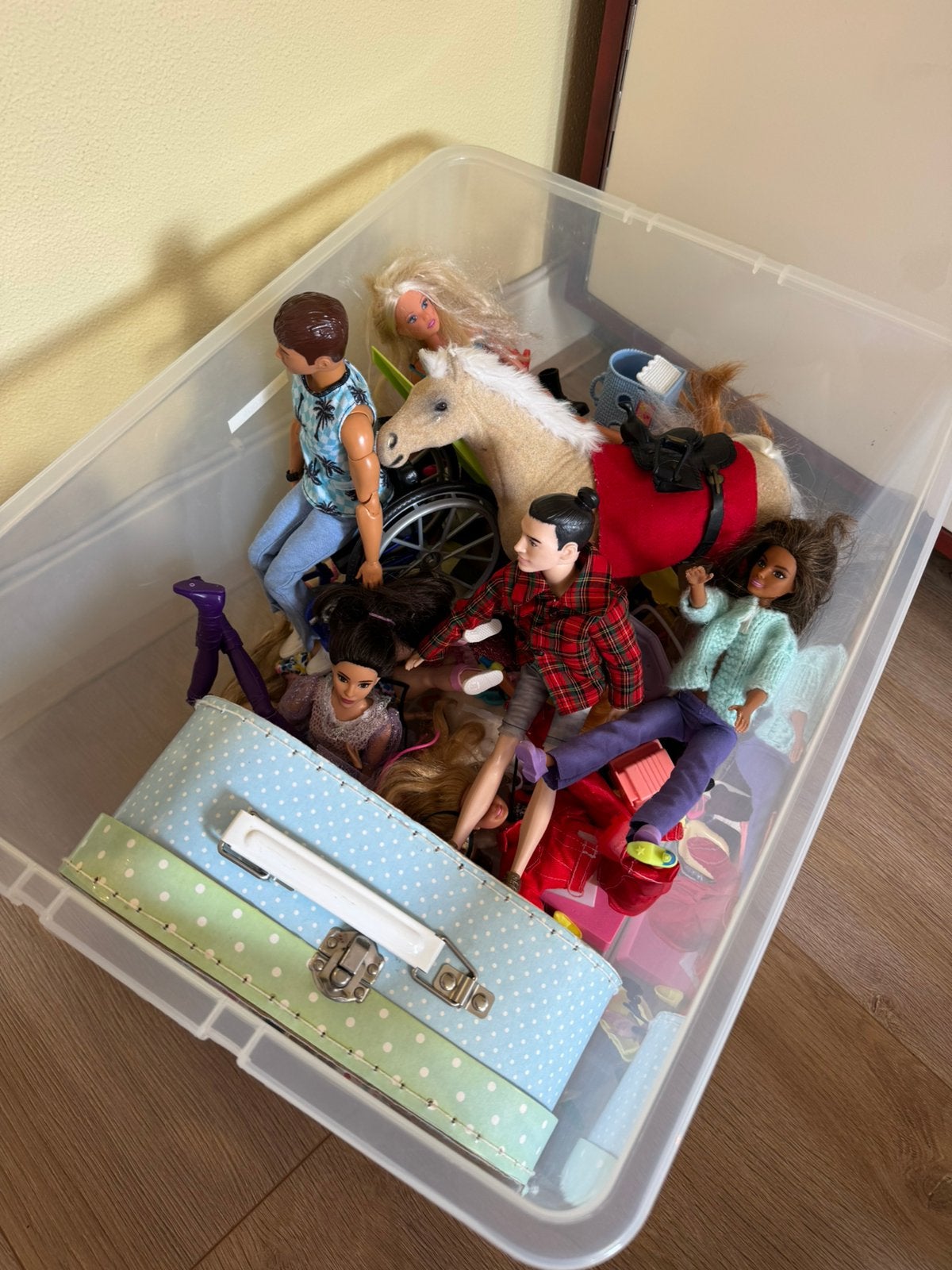 Barbieset, inclusieve samenstelling (vol, handicap, kleur), Verzamelen, Ophalen, Zo goed als nieuw, Poppenhuis